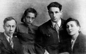 На фотографии Людмила вместе семьёй (слева направо папа Иосиф Неизвестный, Эрнст Неизвестный, мама Белла Дижур).