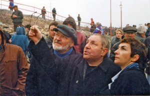 Юрий Карякин и Эрнст Неизвестный с супругой Анной Грэм. Магадан, 12 июня 1996 года.